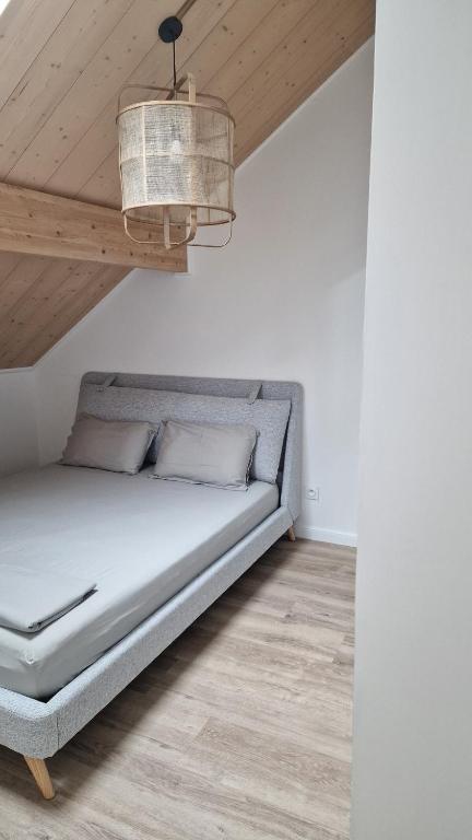 Postel nebo postele na pokoji v ubytování Duplex type chalet dans le Jura