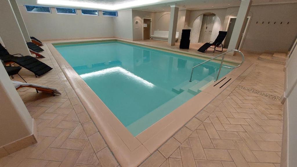 Bazén v ubytování Hotel Cristallo nebo v jeho okolí