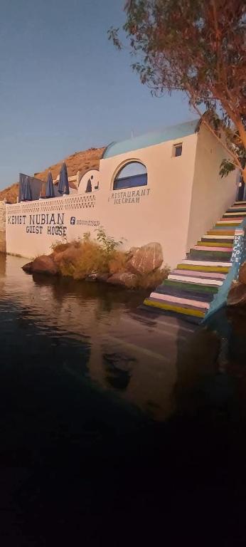 Výhled na řeku, která protéká v blízkosti hotelu