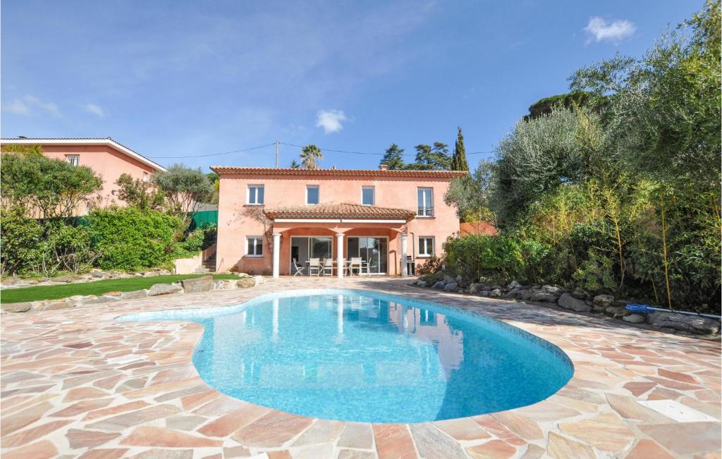 Piscina de la sau aproape de Pet Friendly Home In Cavalaire-Sur-Mer