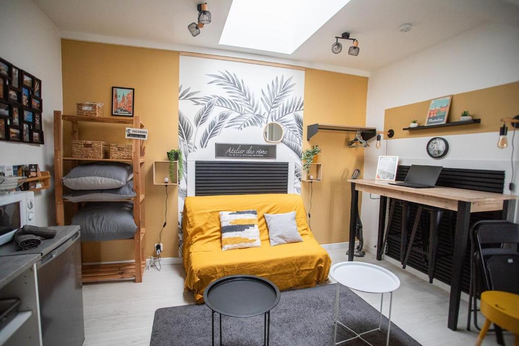 Cette chambre comprend un lit avec une couverture jaune. dans l'établissement 