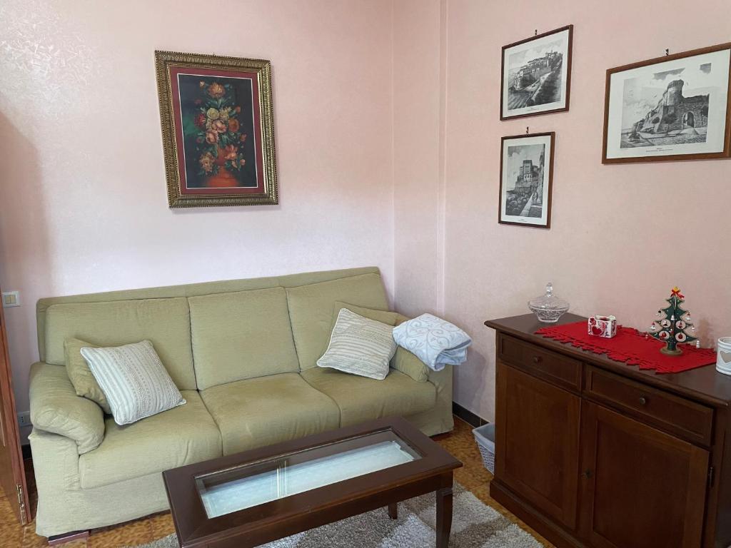 A seating area at Via Capri 4