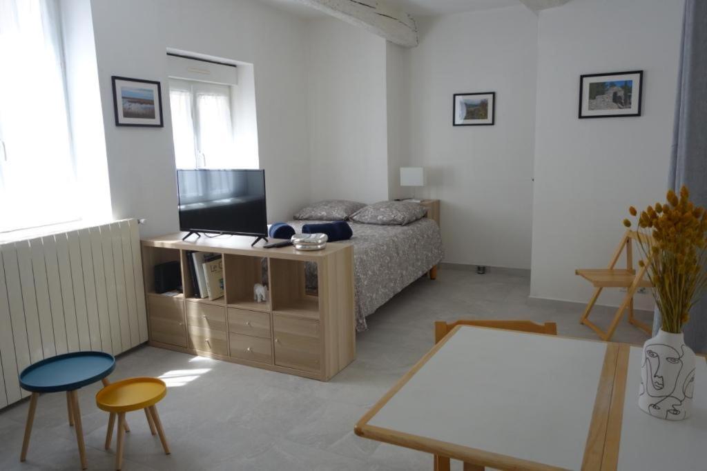 un salon avec un lit et une table dans l'établissement Le Saint-Mathieu, à Nîmes