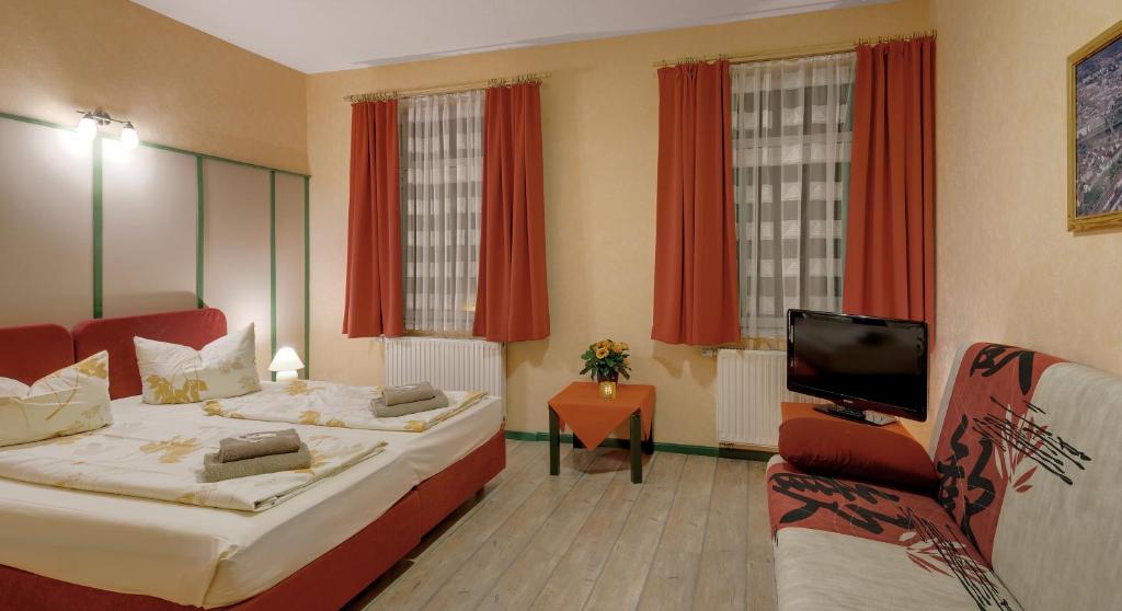 Letto o letti in una camera di Pension Haus Saarland