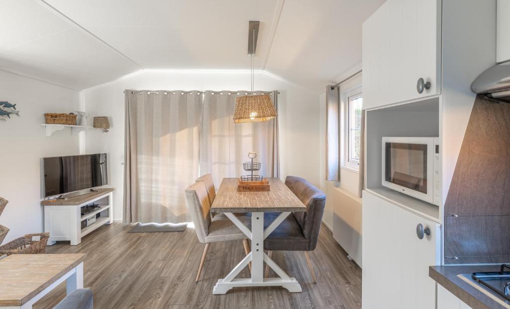 Kuchyň nebo kuchyňský kout v ubytování Lodges De Driesprong Domburg