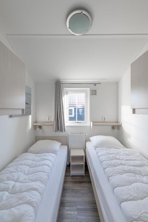 Postel nebo postele na pokoji v ubytování Lodges De Driesprong Domburg