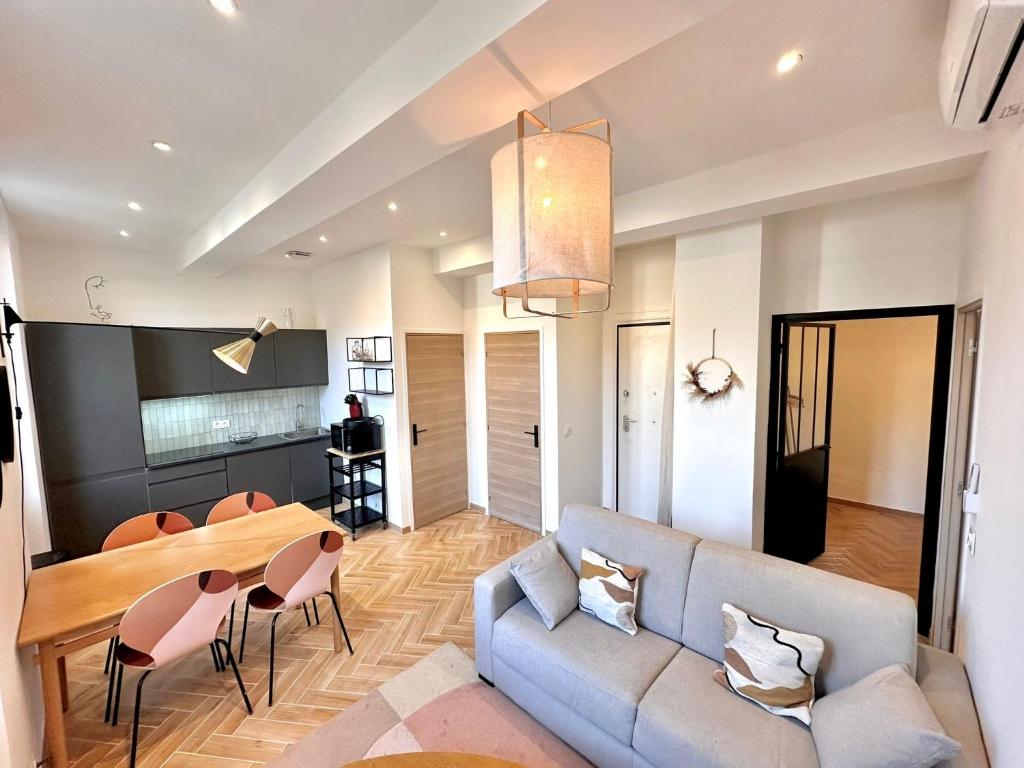 un salon avec un canapé et une table dans l'établissement HomeForville, à Cannes