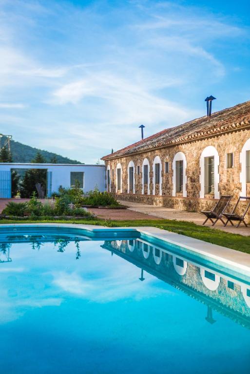 The swimming pool at or close to Balneario Aguas de Villaharta