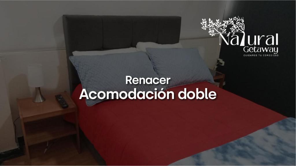 ein Schlafzimmer mit einem Bett mit den Worten Ranger-Unterkunft in der Unterkunft Renacer NATURAL GETAWAY MOVISTAR ARENA in Bogotá