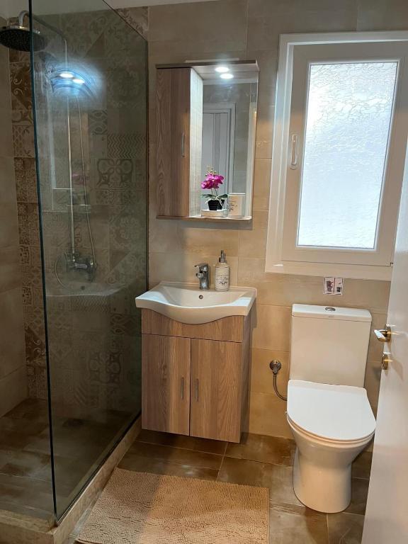 Kúpeľňa v ubytovaní Cozy Corfu Bungalow 5 minutes to Aqualand