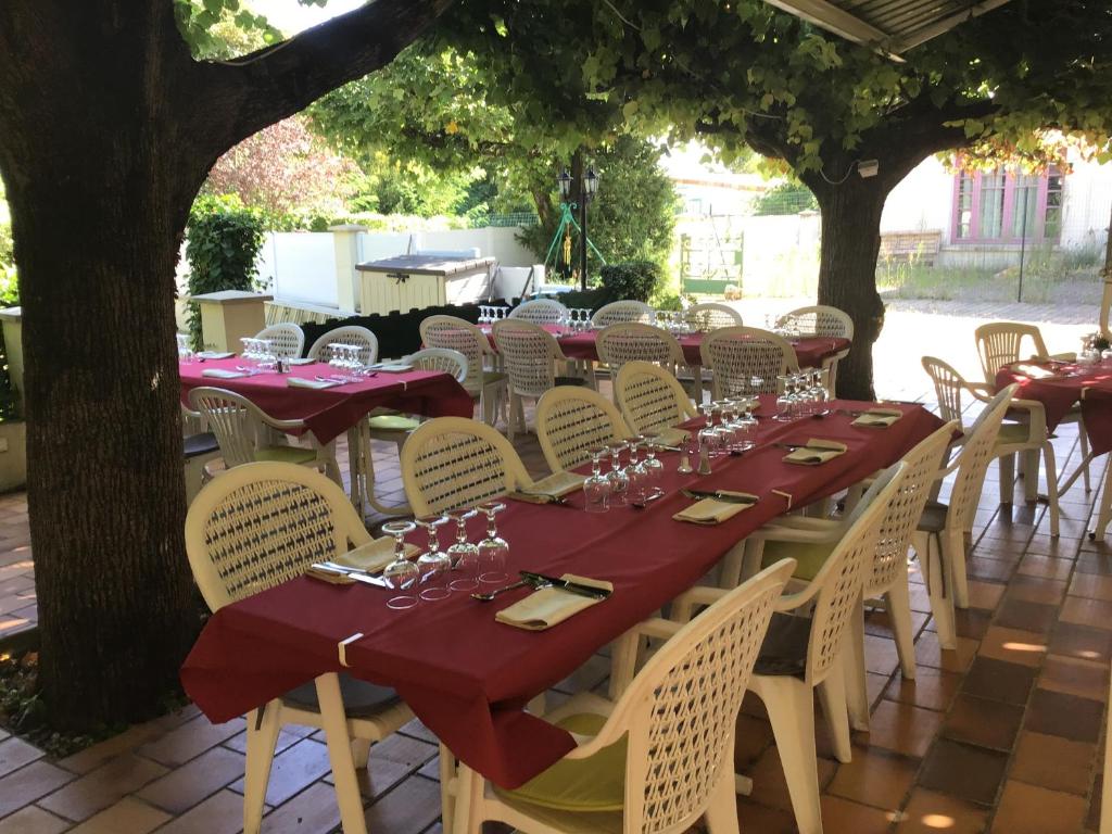 Restaurace v ubytování Logis Hotel Des Voyageurs Restaurant La Bonne Tabl'Hay