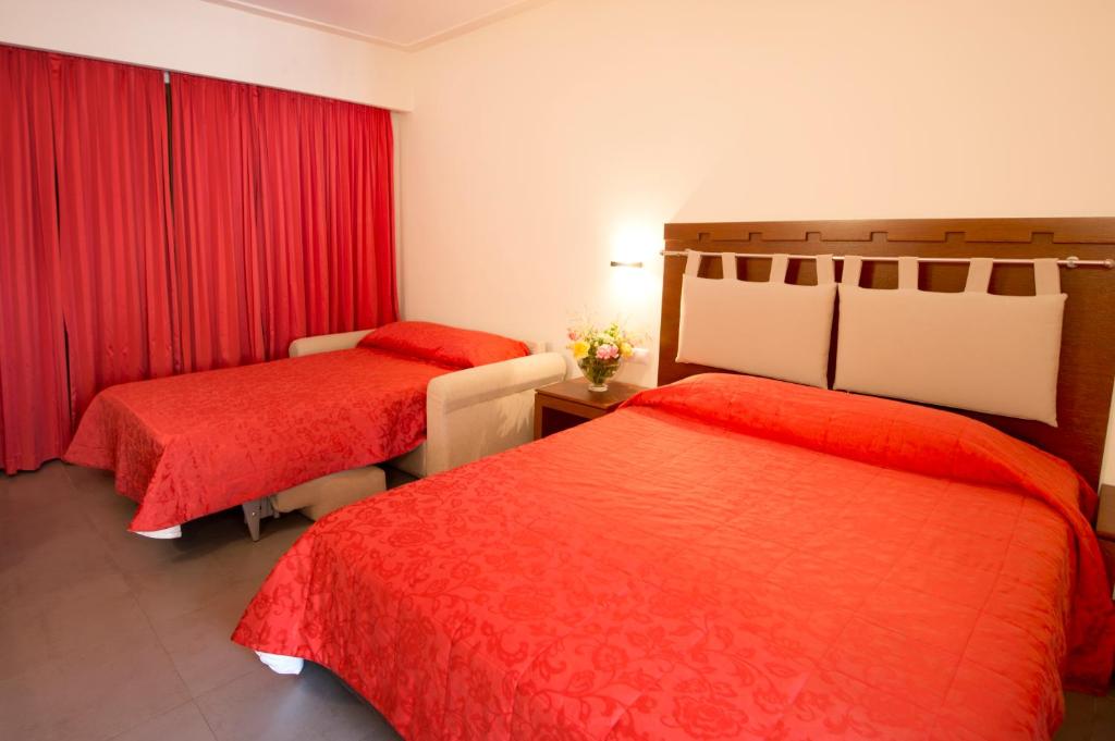 Postel nebo postele na pokoji v ubytování Kymi Palace
