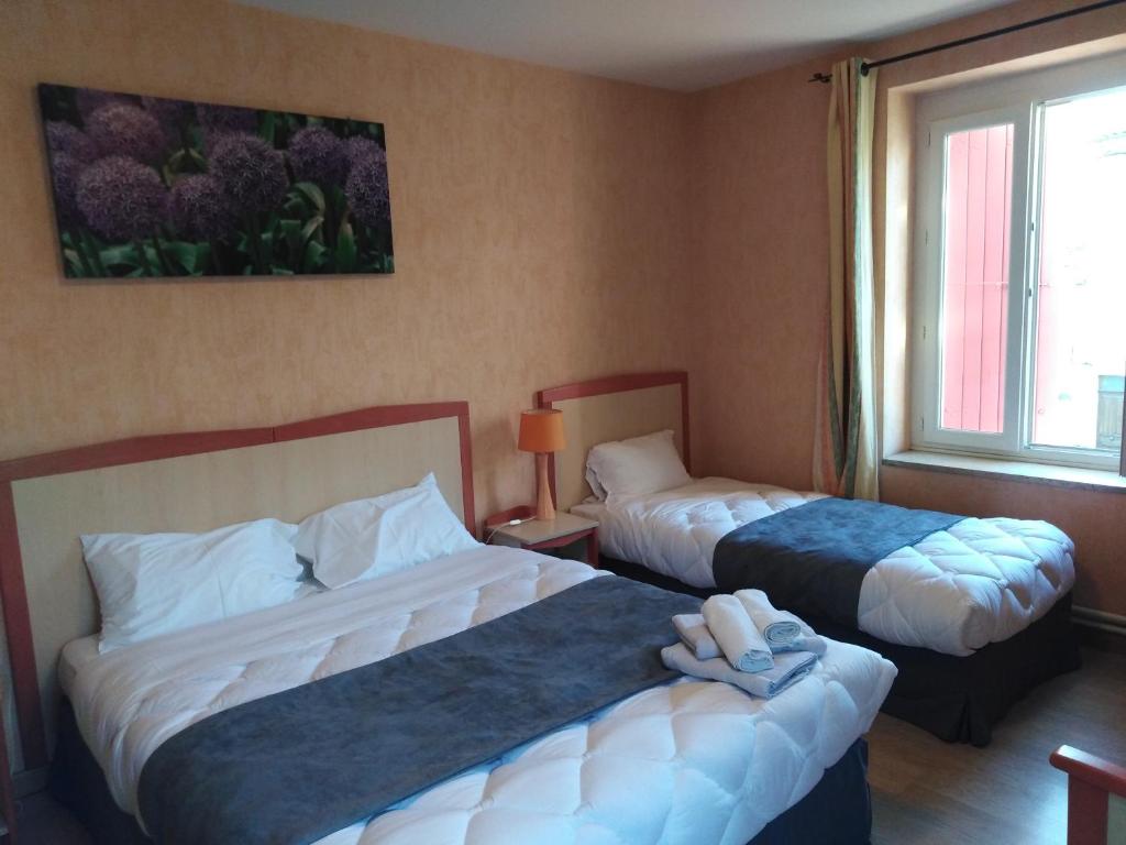 Postel nebo postele na pokoji v ubytování Logis Hotel Des Voyageurs Restaurant La Bonne Tabl'Hay