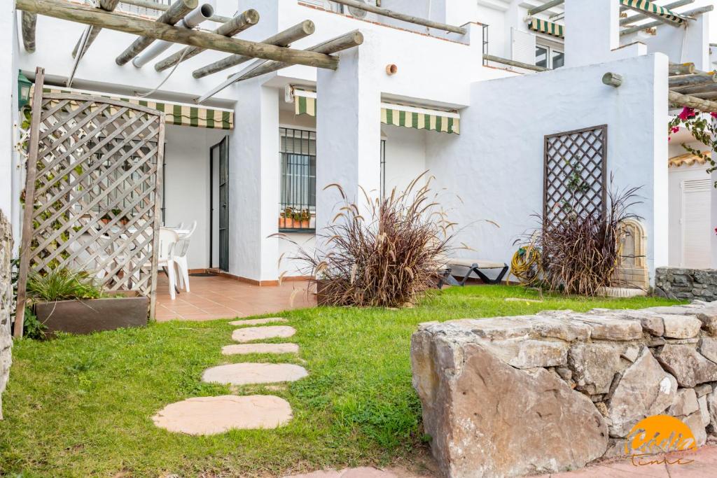 Κήπος έξω από το Laja Bermeja by Cadiz Time