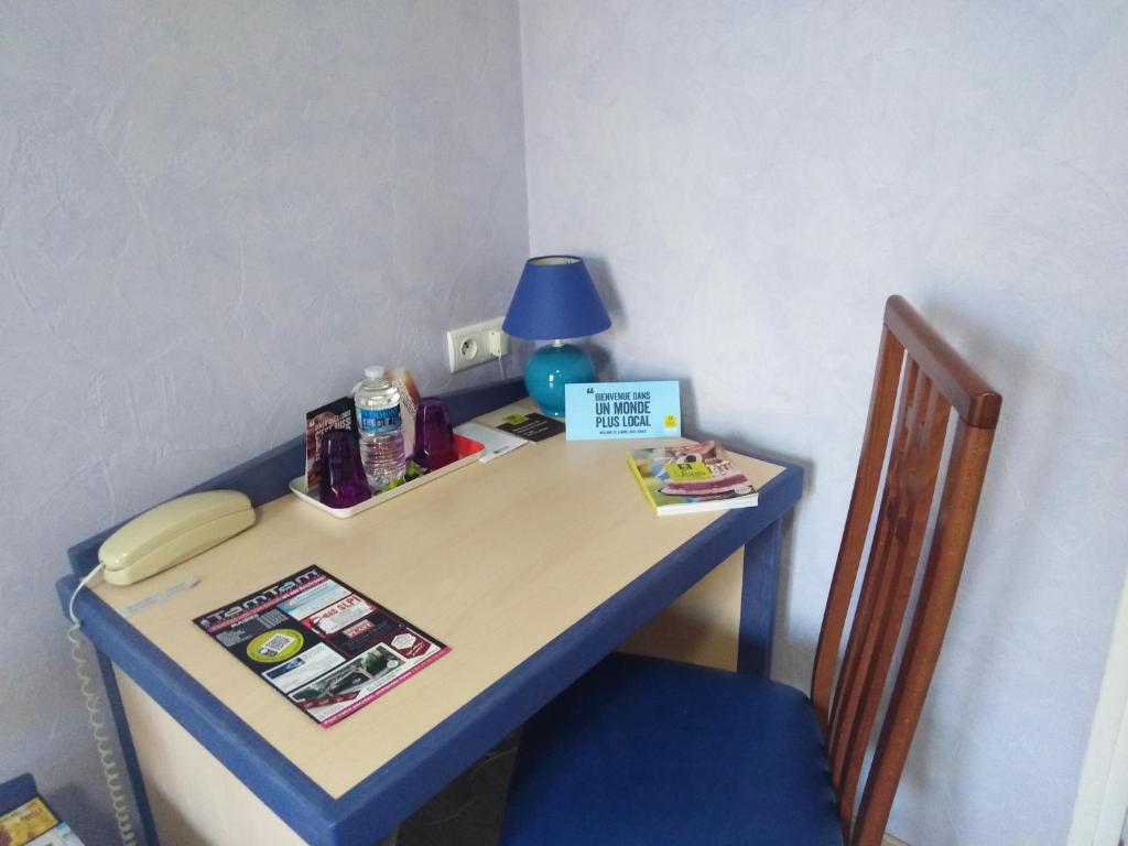 Postel nebo postele na pokoji v ubytování Logis Hotel Des Voyageurs Restaurant La Bonne Tabl'Hay