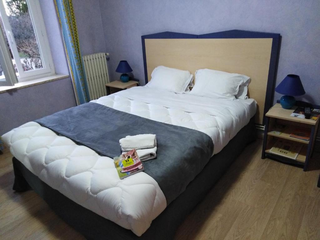 Postel nebo postele na pokoji v ubytování Logis Hotel Des Voyageurs Restaurant La Bonne Tabl'Hay