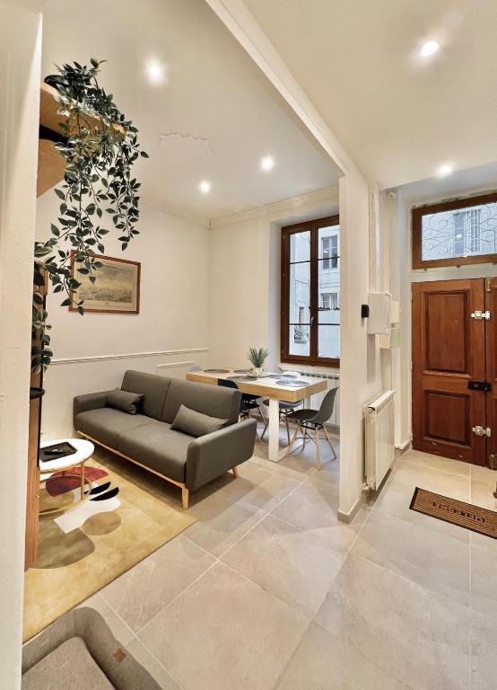 un salon avec un canapé et une table dans l'établissement Appartement cosy hypercentre, proche gare, à Avignon
