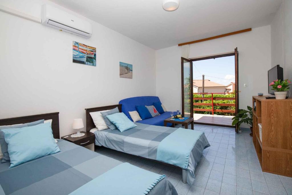 pokój hotelowy z dwoma łóżkami i balkonem w obiekcie Apartments in Vantacici - Insel Krk 42223 w mieście Vantačići