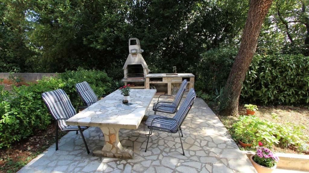 En have udenfor Apartment Porat 1