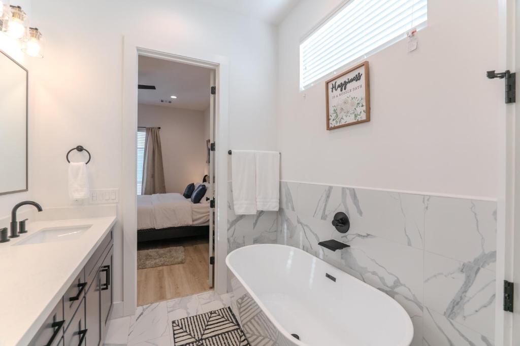 Koupelna v ubytování Luxury Charming 3BR 3Bath Free Wi-FI 8 Guests, Gated Home, Houston Downtown