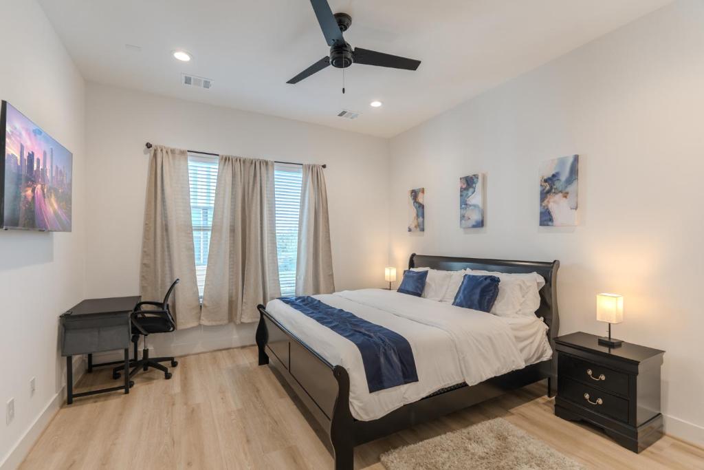 Postel nebo postele na pokoji v ubytování Luxury Charming 3BR 3Bath Free Wi-FI 8 Guests, Gated Home, Houston Downtown