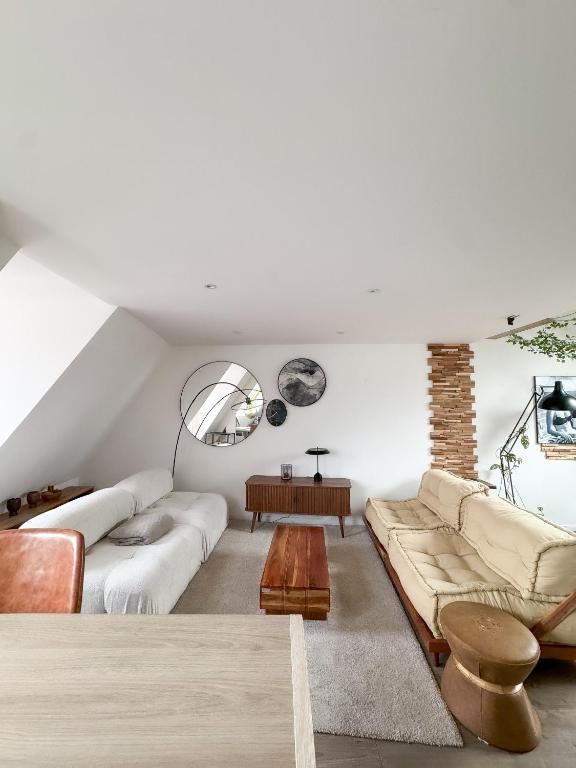 un salon avec un canapé et une table dans l'établissement Duplex-centre ville, à Caen