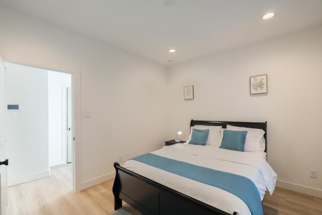 Postel nebo postele na pokoji v ubytování Luxury Charming 3BR 3Bath Free Wi-FI 8 Guests, Gated Home, Houston Downtown