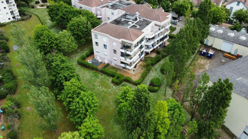 - une vue aérienne sur une grande maison avec une cour dans l'établissement La Résidence des Poètes, à Dijon