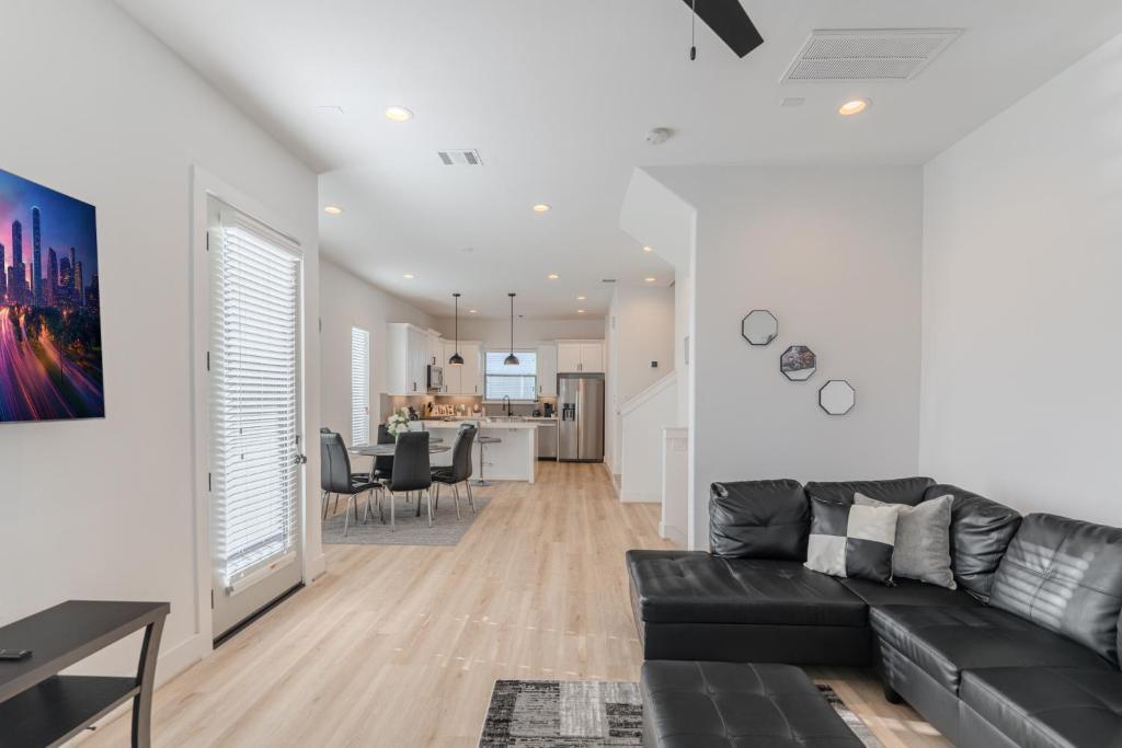 Kuchyň nebo kuchyňský kout v ubytování Luxury Charming 3BR 3Bath Free Wi-FI 8 Guests, Gated Home, Houston Downtown