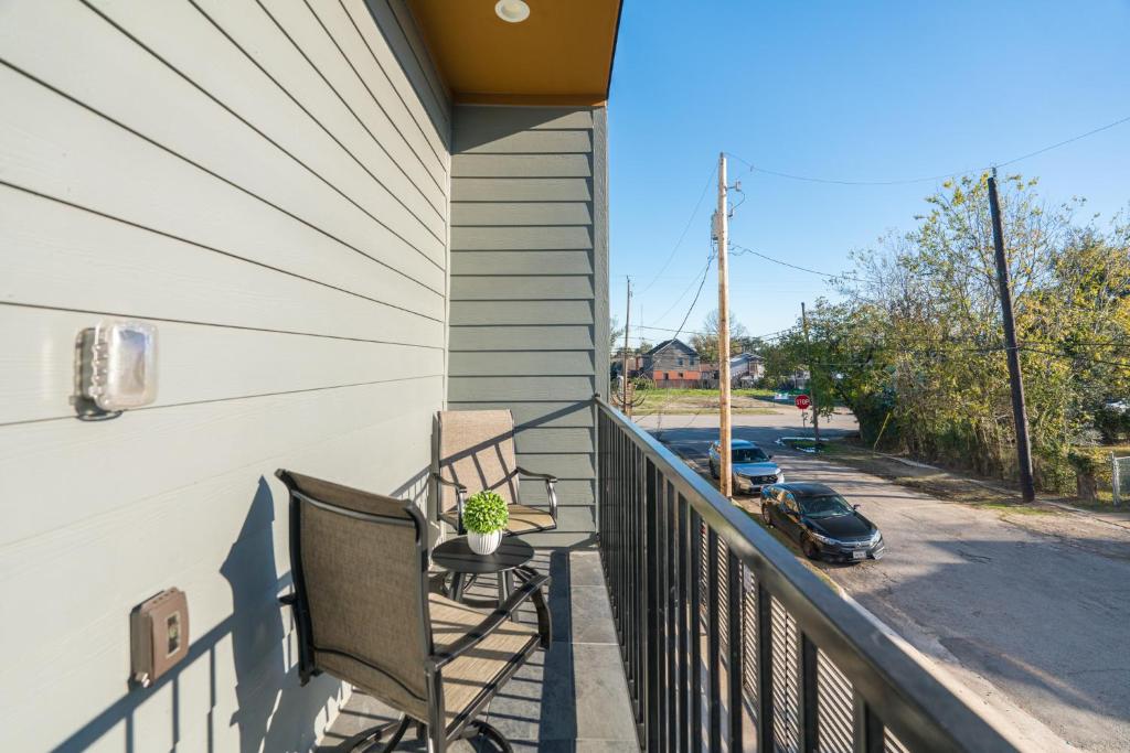 Balkón nebo terasa v ubytování Luxury Charming 3BR 3Bath Free Wi-FI 8 Guests, Gated Home, Houston Downtown