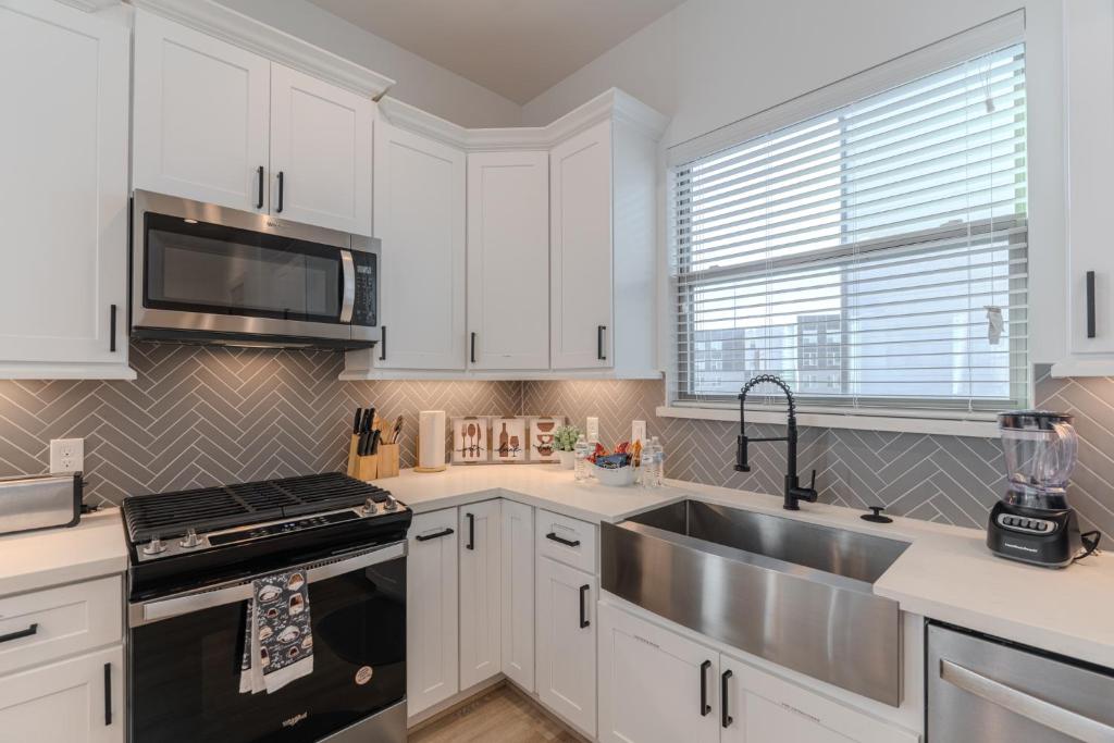 Kuchyň nebo kuchyňský kout v ubytování Luxury Charming 3BR 3Bath Free Wi-FI 8 Guests, Gated Home, Houston Downtown