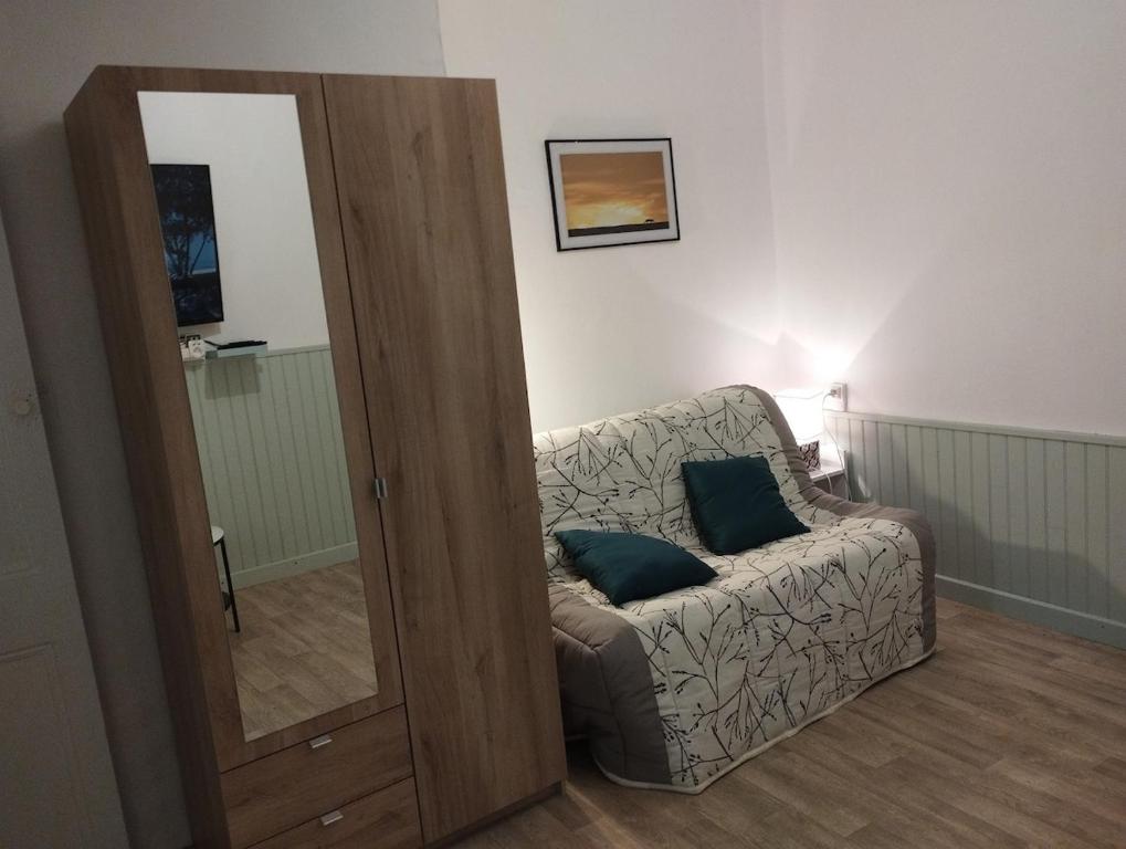 un salon avec un canapé et un miroir dans l'établissement Appart 2 pièces proche de Nausicaá et de la plage, à Boulogne-sur-Mer