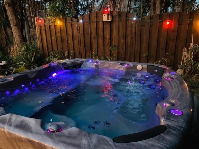 Un petit bain à remous éclairé est disponible dans l'arrière-cour. dans l'établissement Maisonette - Jacuzzi Extérieur, à Saint-André