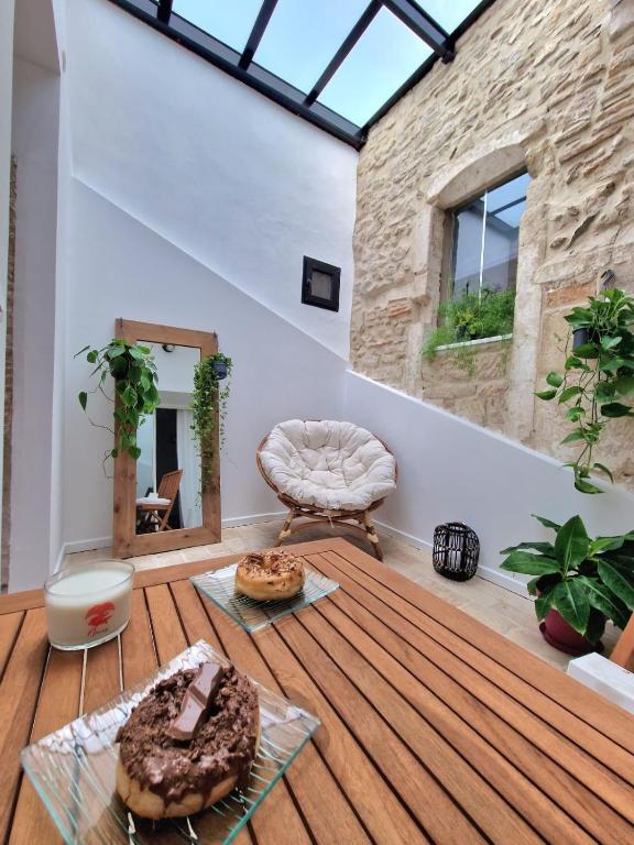 un salon avec une table avec de la nourriture dessus dans l'établissement Le Saint Baudile 80sqm parking AC church view, à Nîmes