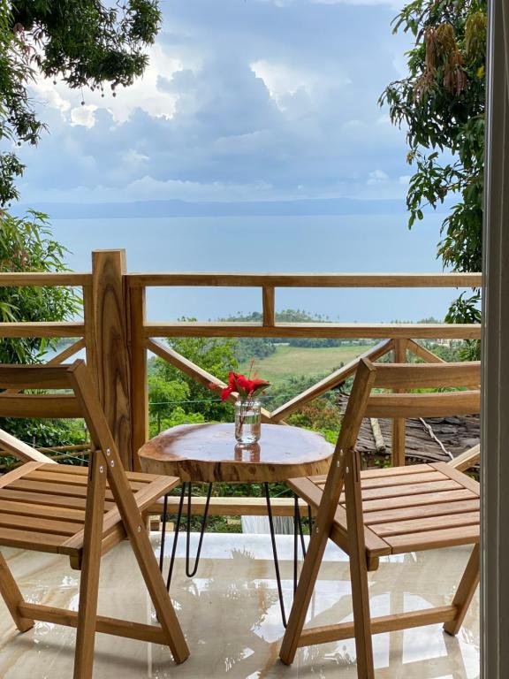 a table and chairs on a balcony with a view of the ocean at Apartamento con Vista al Mar PalmeritaVillage in El Valle
