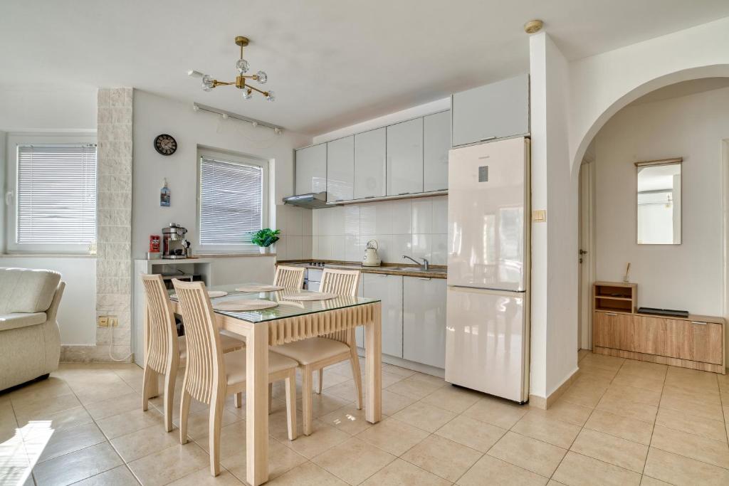 Kuchyň nebo kuchyňský kout v ubytování Kotor Vista Seaview apartment by MN Property