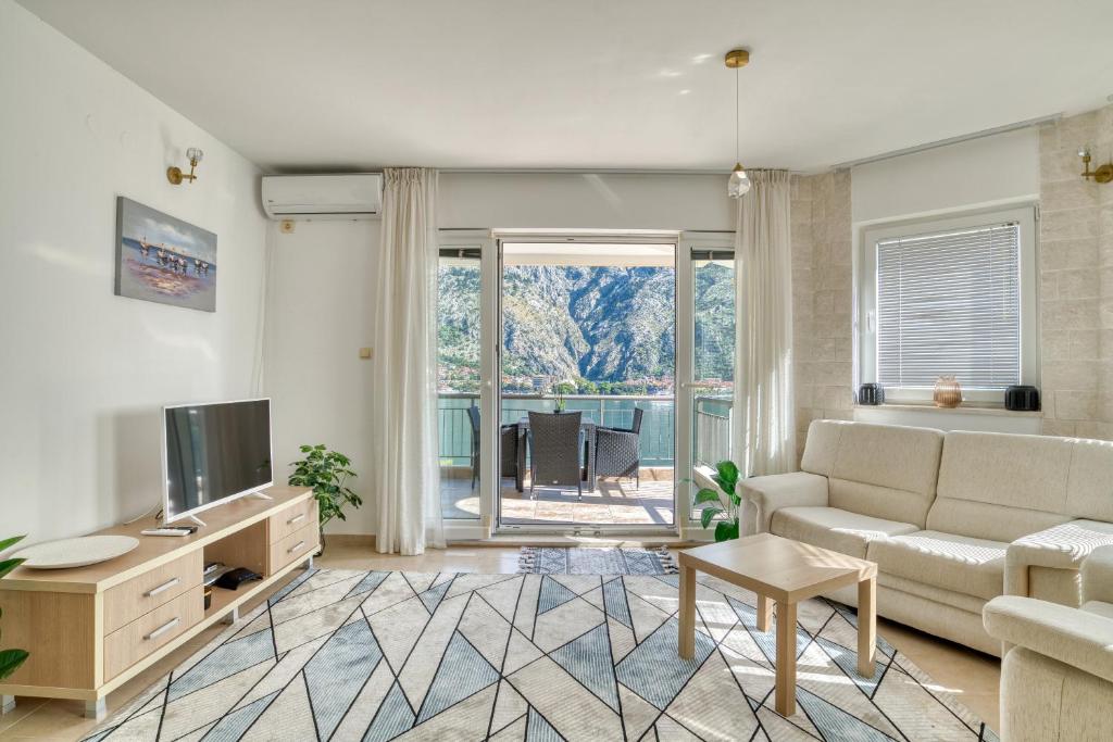 TV a/nebo společenská místnost v ubytování Kotor Vista Seaview apartment by MN Property