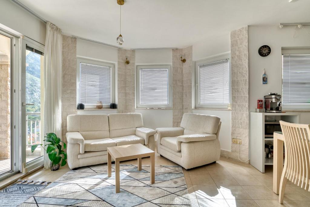 Posezení v ubytování Kotor Vista Seaview apartment by MN Property