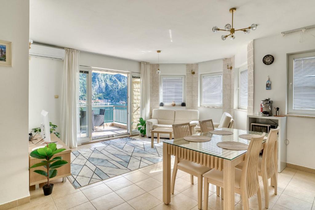 Posezení v ubytování Kotor Vista Seaview apartment by MN Property