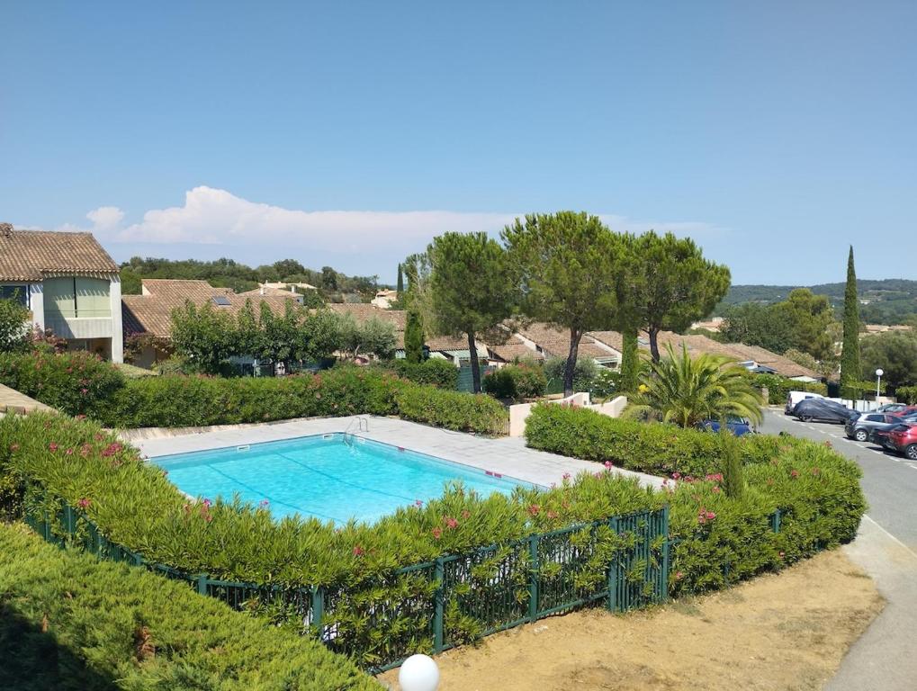 - une piscine dans une cour à côté d'une rue dans l'établissement DUPLEX with terrace in residence and pool, à Cogolin