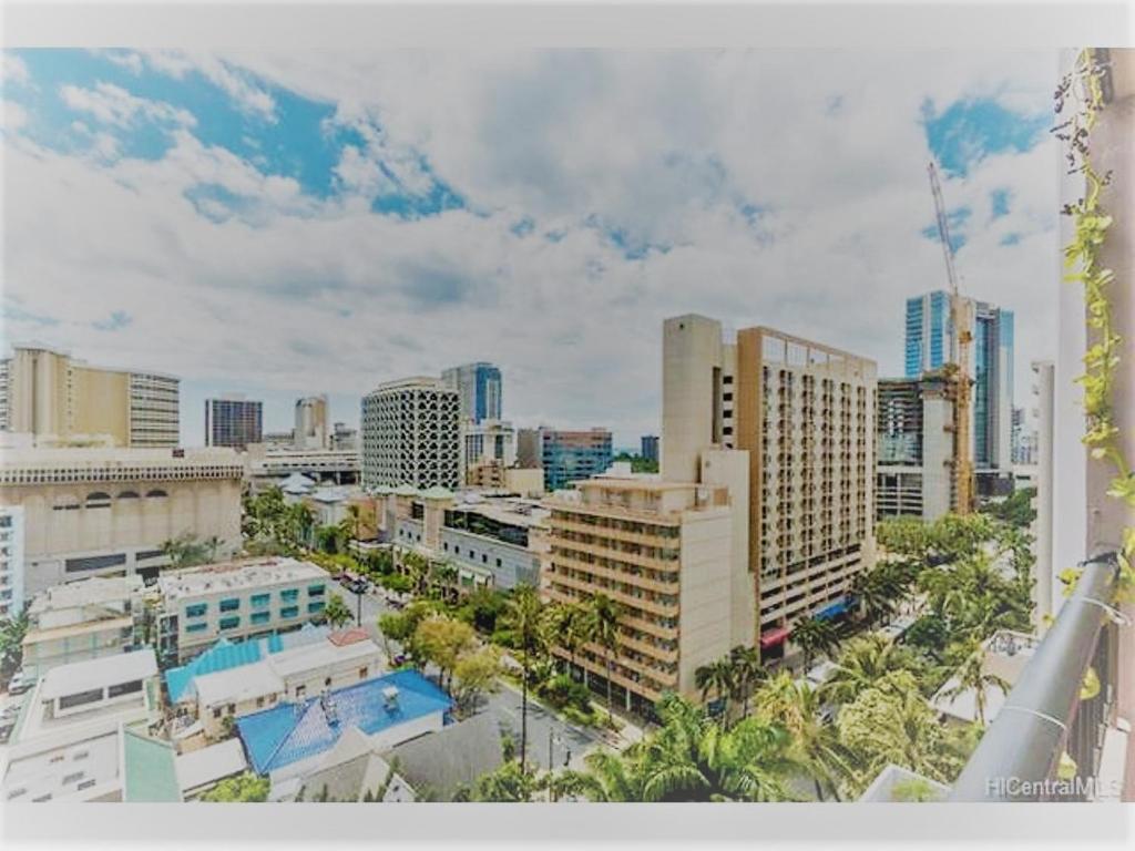 une vue aérienne d'une ville avec de grands immeubles dans l'établissement Island Vacations, à Honolulu