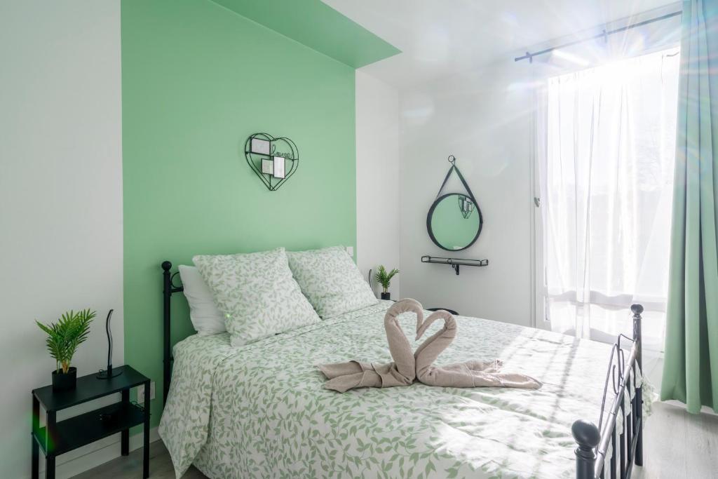 - une chambre dotée d'un lit avec une paire de chaussures dans l'établissement Family apartment facing lakes - Paris & Disneyland, à Lognes