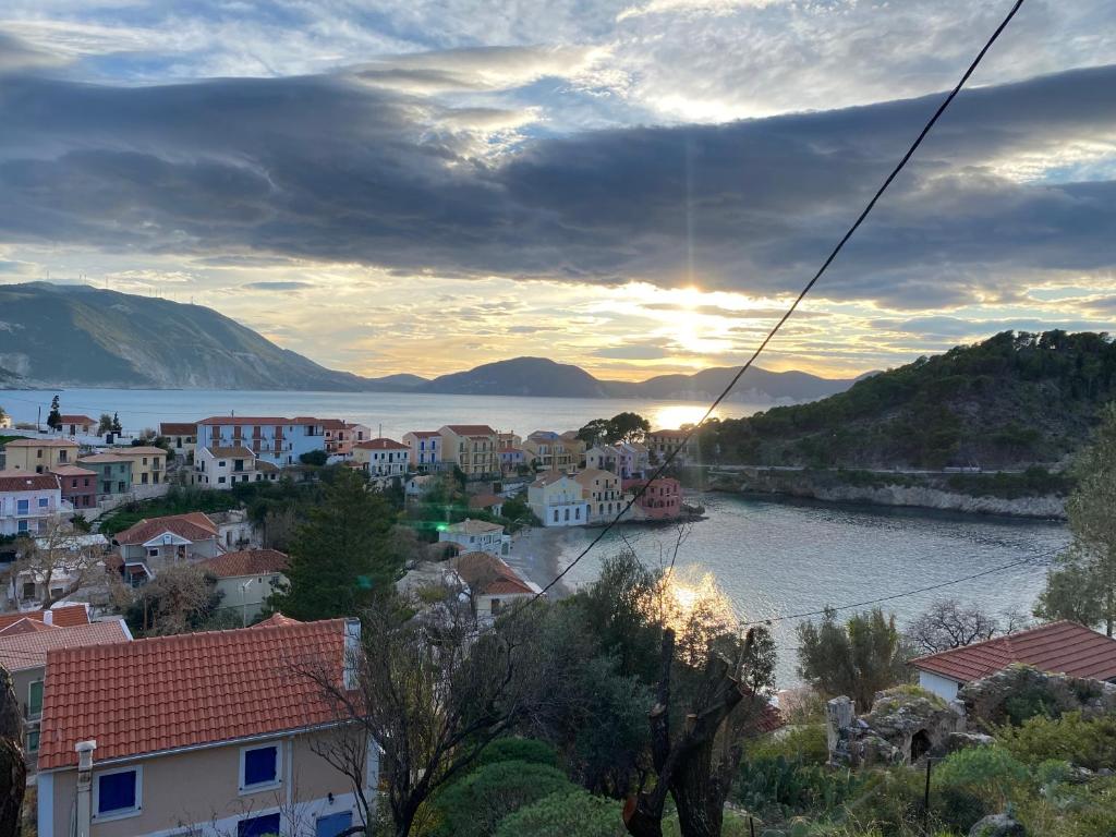 widok miasta z rzeką i miastem w obiekcie Assos Caldera w mieście Kefalonia