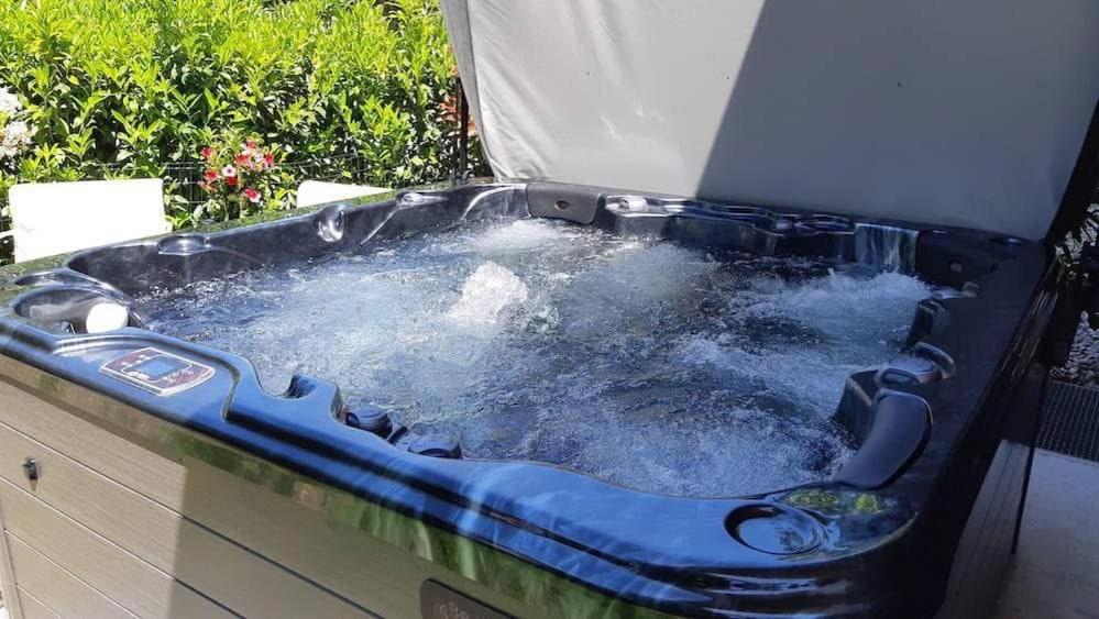 une baignoire bleue remplie d'eau sur une table dans l'établissement Villa avec piscine privée et jacuzzi privé, à Saint-Saturnin-lès-Avignon