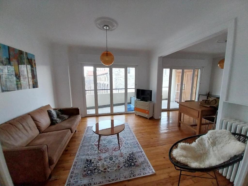 un salon avec un canapé et une table dans l'établissement Le Flow d'Issoire - Charmant appartement avec terrasse, à Issoire
