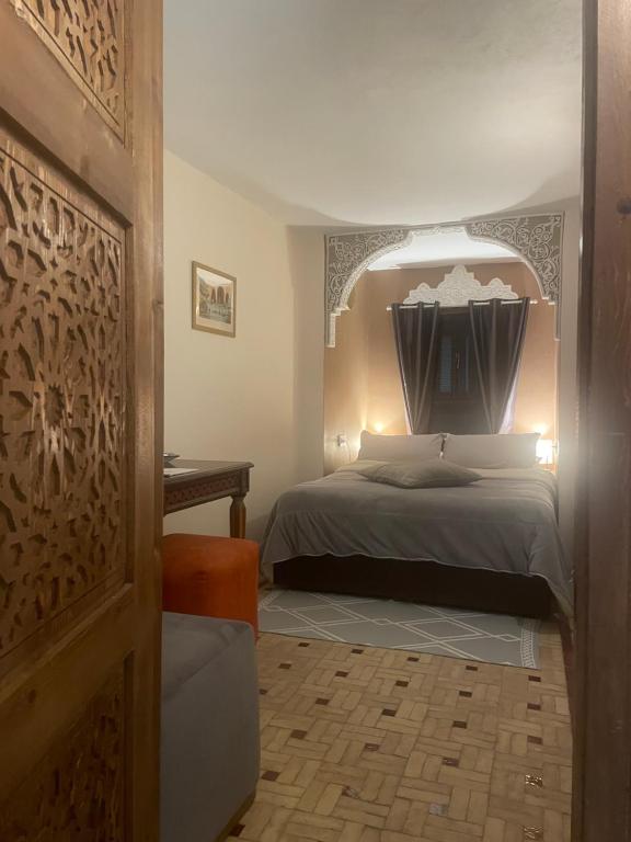 Postel nebo postele na pokoji v ubytování Riad Inaya Fez