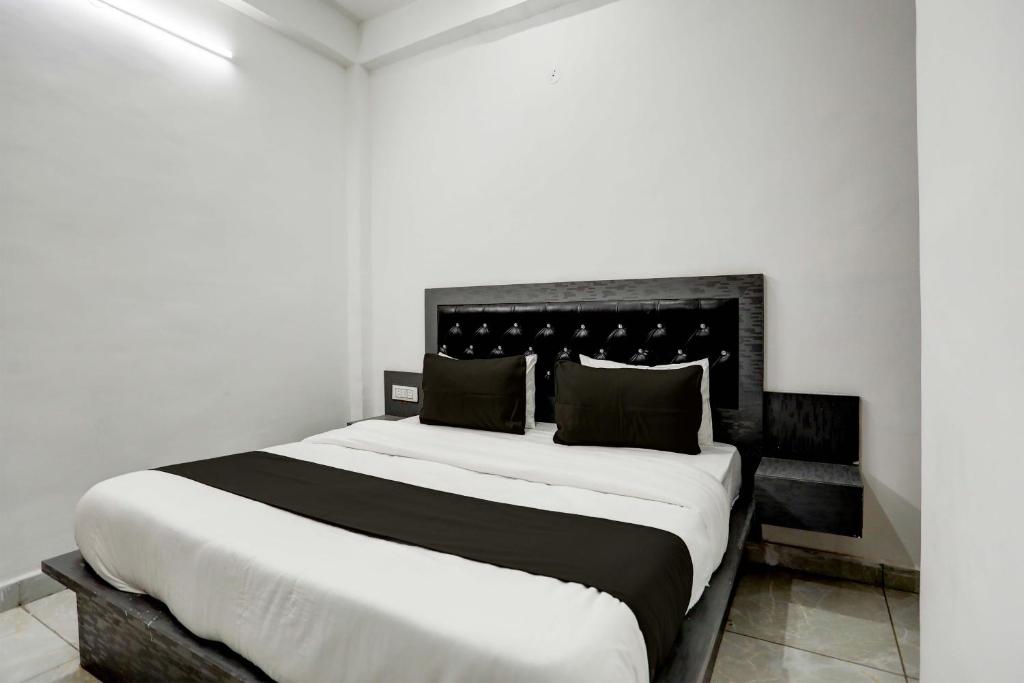 Postel nebo postele na pokoji v ubytování Hotel O Aarav Residency