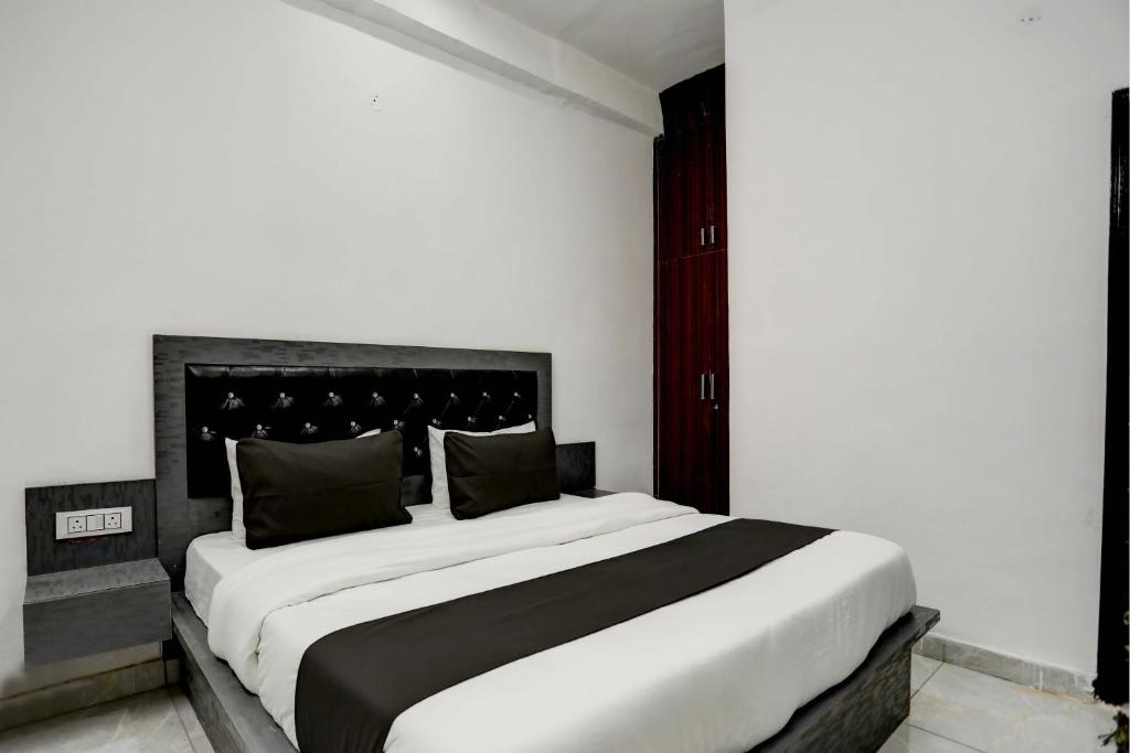 Postel nebo postele na pokoji v ubytování Hotel O Aarav Residency