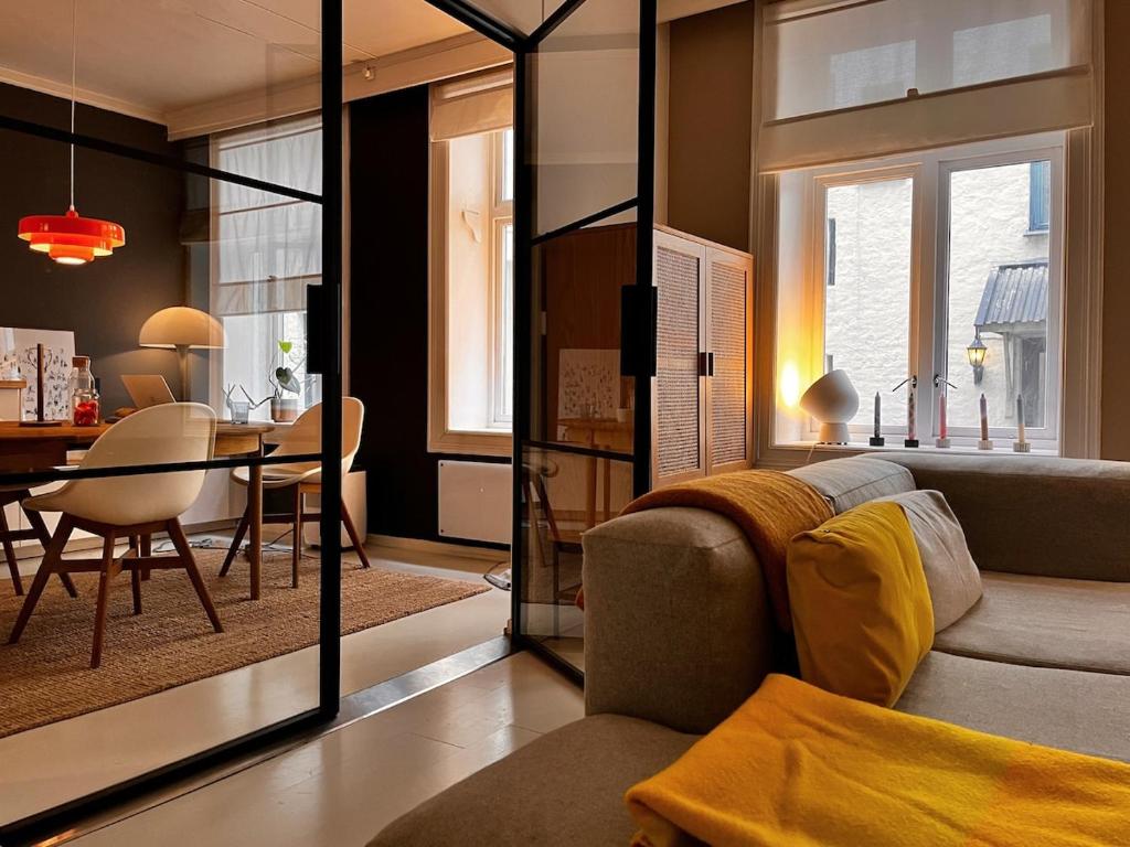 una sala de estar con un sofá y una mesa en Hygge houses l Cozy, Central 1BR Apt in the best part of Oslo l Sleep 3, en Oslo