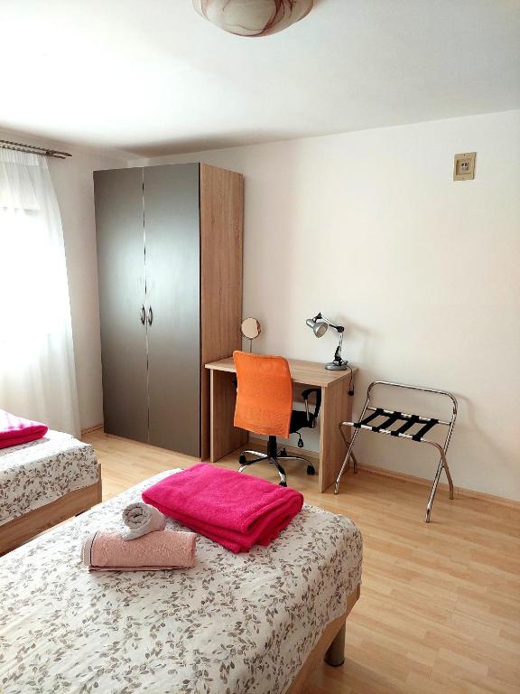 En eller flere senge i et værelse på Dina Apartments